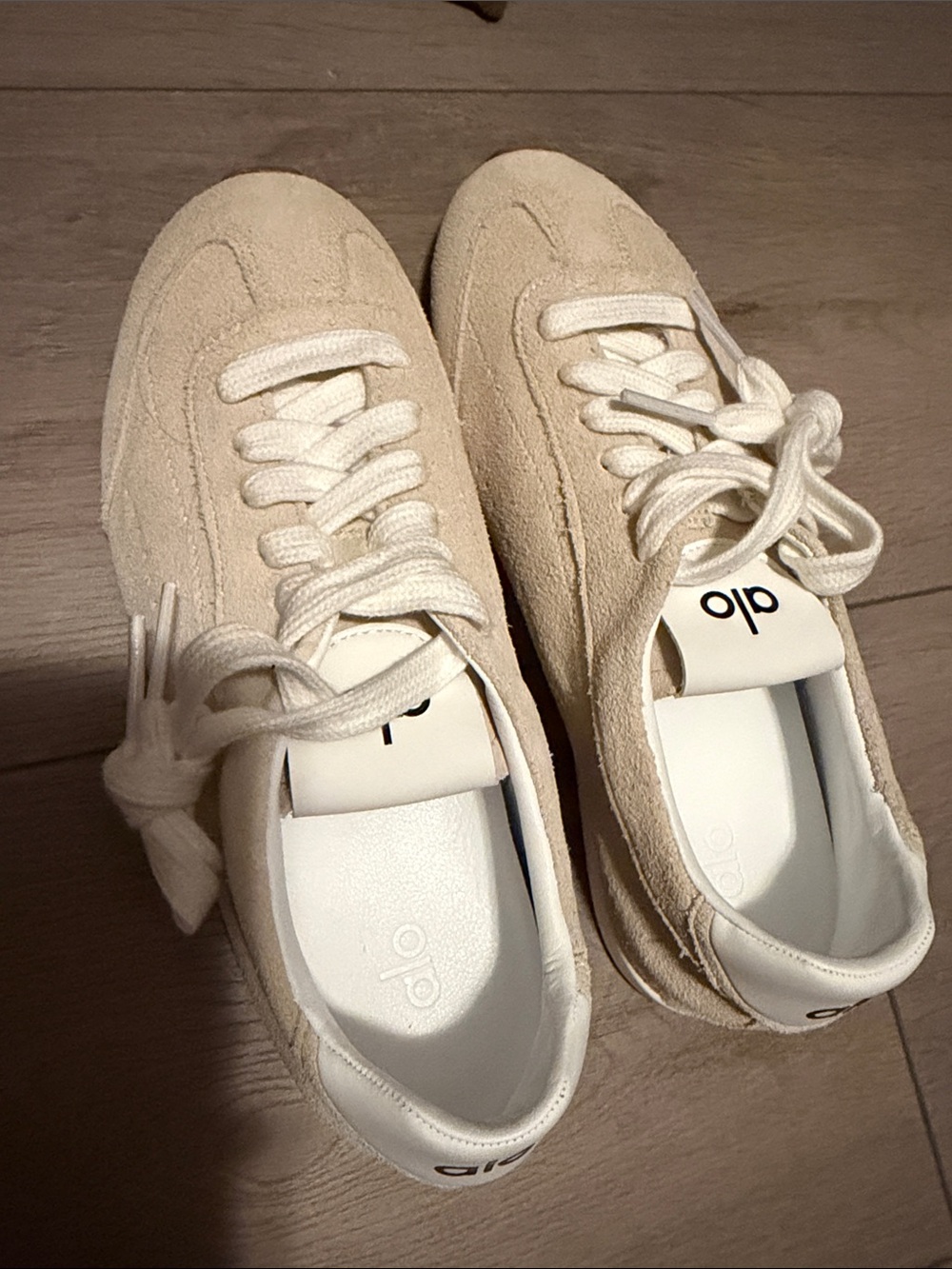 ALO Yoga Sandstone Neutral Low-Top Sneakers - Picture 6 of 8